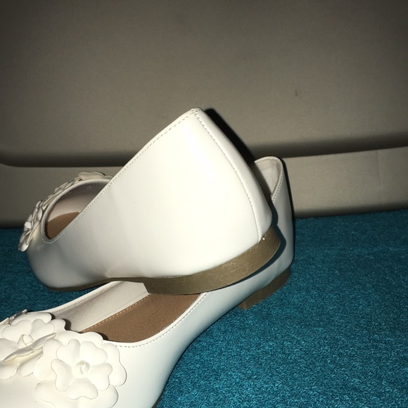 🌵🌹Gorgeous NWT comfortable shoes white flats - Picture 3 of 3